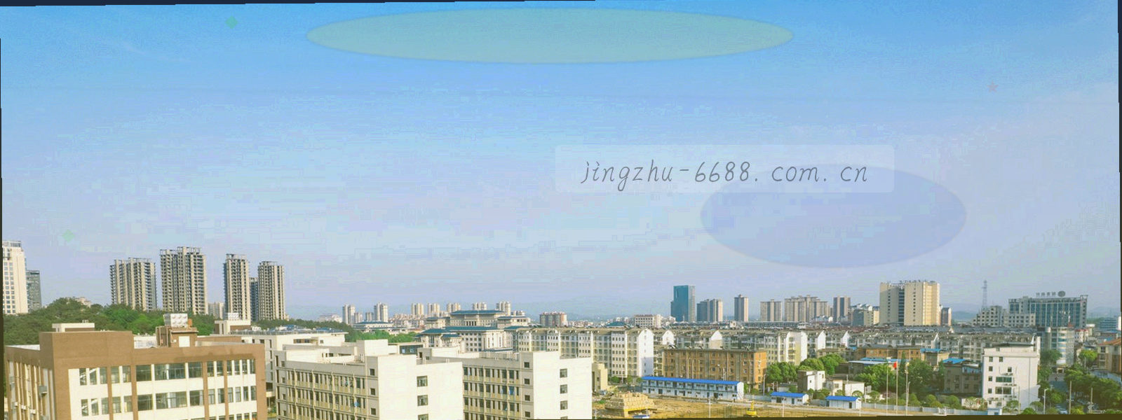 深色背景上的看台灯带与网格纹理，呼应夜场球场的灯光氛围